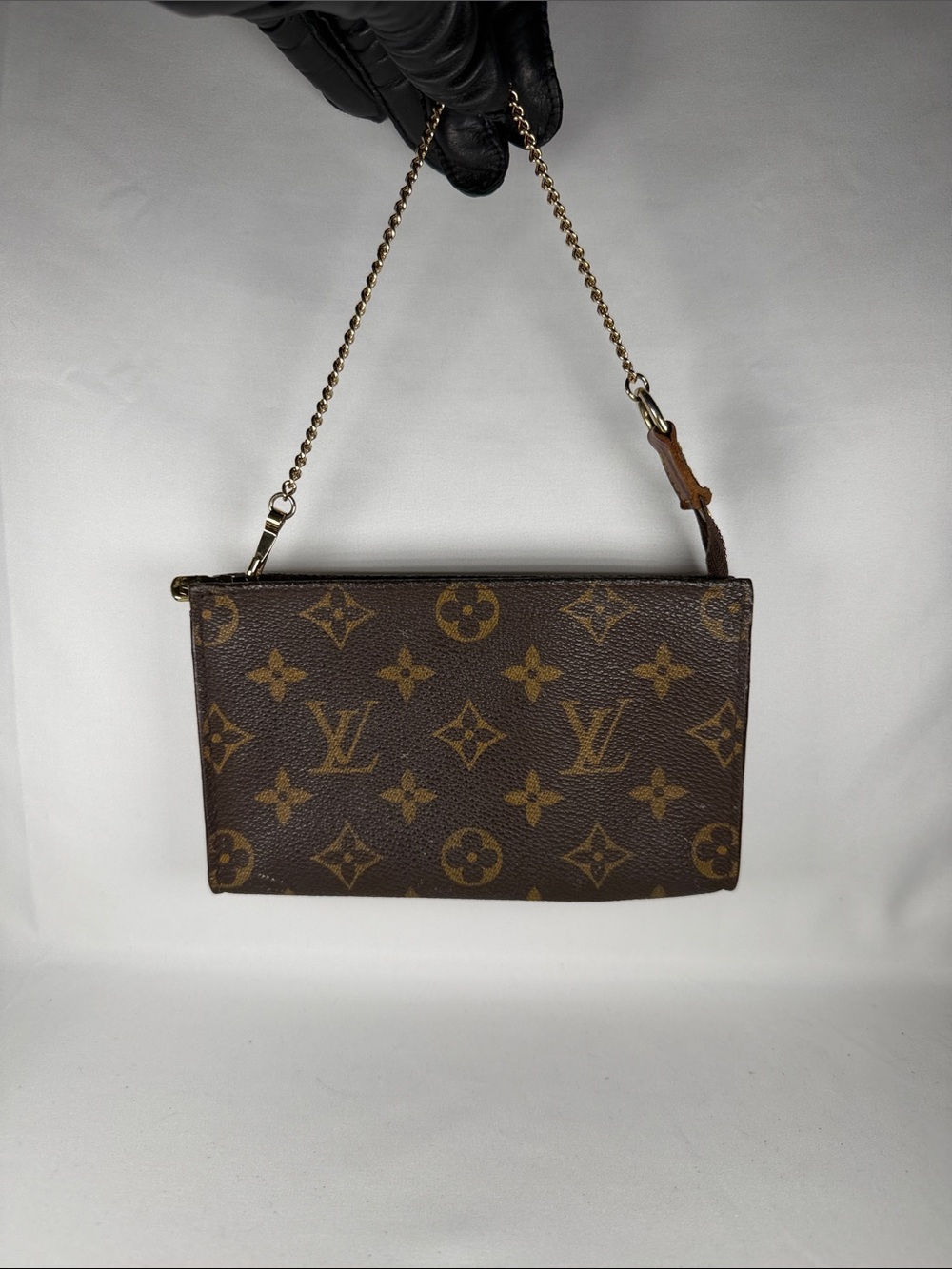 Authentic Louis Vuitton Vintage Monogram Pouch Accessoires w/ chain